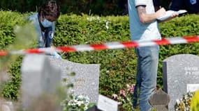 Dix-huit tombes de l'un des carrés musulmans du cimetière Nord de Strasbourg ont été dégradées dans la nuit de lundi à mardi. /Photo prise le 29 juin 2010/REUTERS/Vincent Kessler