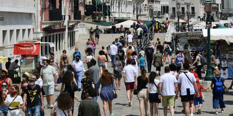 Des touristes près des canaux à Venise le 5 juin 2021