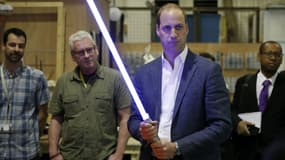 Le prince William aux Studios Pinewood sur le tournage de "Star Wars VIII" le 19 avril 2016