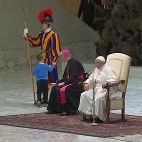  En pleine audience du Pape, ce petit garçon est venu s’amuser sur scène