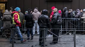 Régulièrement, comme ici à Lyon, de longues files d'attente d'étrangers souhaitant renouveler leurs titres de séjours se forment