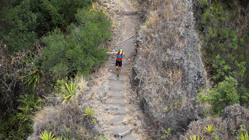 Un coureur participant au marathon La Diagonale des Fous, à La Réunion le 20 octobre 2017