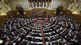 Le Sénat a adopté vendredi par 177 voix contre 166 le projet de loi de finances pour 2012 qui abroge plusieurs dispositions phares du quinquennat de Nicolas Sarkozy comme la "TVA sociale", le dispositif relatif aux heures supplémentaires ou bien encore l'