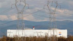 La plus vieille centrale nucléaire française à Fessenheim, près de Colmar. Le gouvernement a de nouveau exclu mardi d'abandonner le nucléaire mais s'est dit ouvert à un audit des 19 centrales nucléaires françaises. /Photo prise le 14 mars 2011/REUTERS/Vin