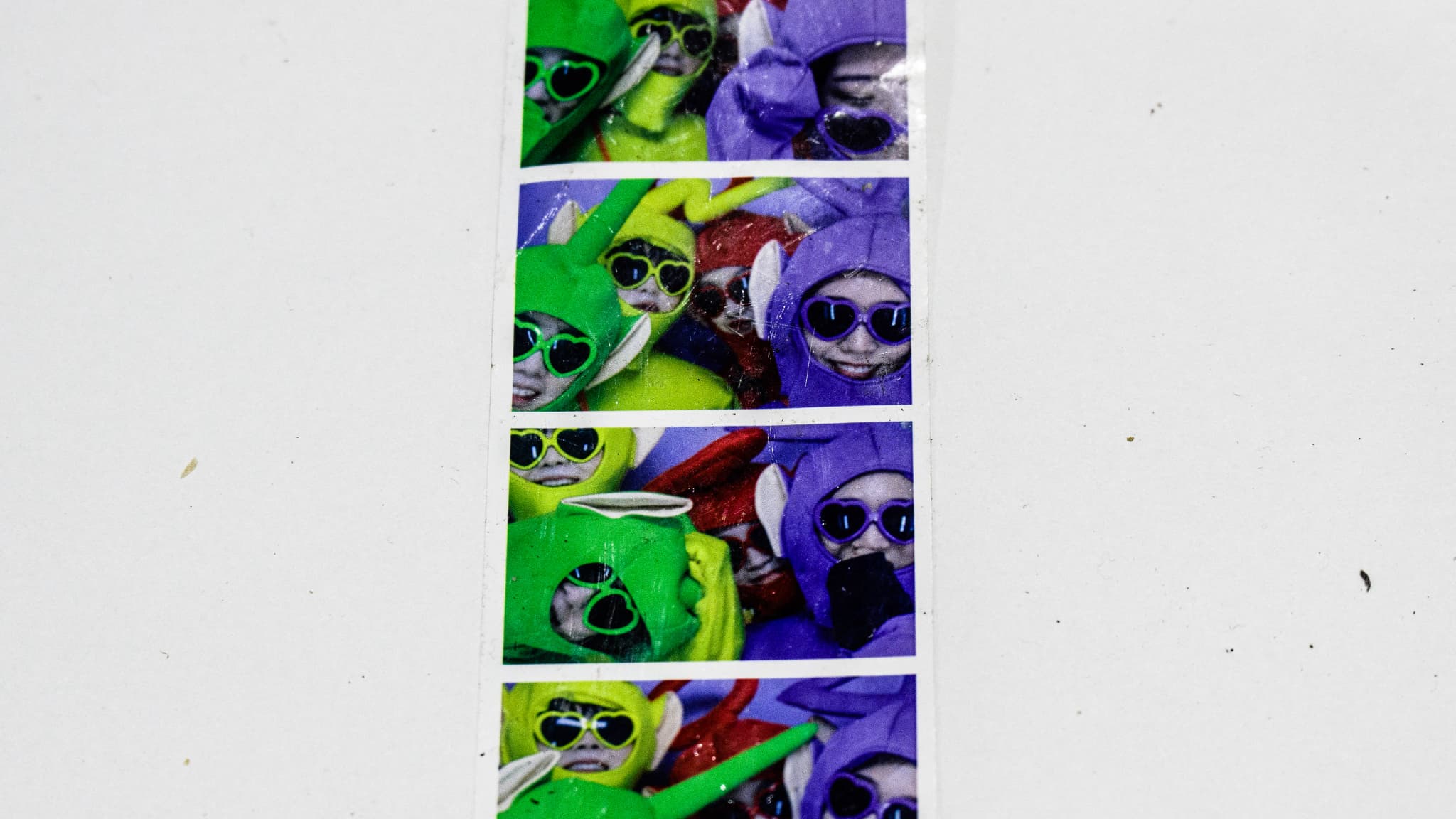 Des photos de fêtards costumés prises dans un photomaton ont été retrouvées sur les lieux du drame.