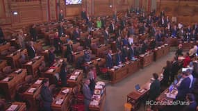 Le conseil de Paris lors de la minute de silence en hommage à Dominique Bernard, le 14 novembre 2023. 