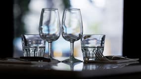 Des verres posés sur une table dans un restaurant à Paris, le 29 juillet 2023 (photo d'illustration).