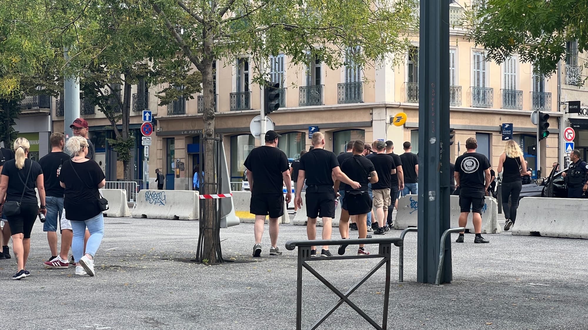 Des fans de Francfort sur la place de la Joliette