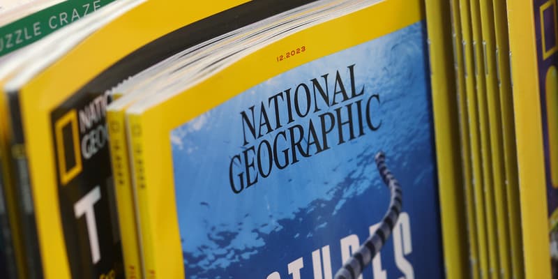 Des exemplaires d'un numéro de la version américaine du magazine National Geographic vendus à San Francisco, en Californie, le 21 décembre 2023 (photo d'illustration).