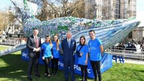 Le prince Charles devant une baleine fabriquée à partir de bouteilles en plastique dans le cadre de la campagne Sky Ocean Rescue Campaign en marge d'un sommet des chefs de gouvernement du Commonwealth à Londres, le 17 avril 2018