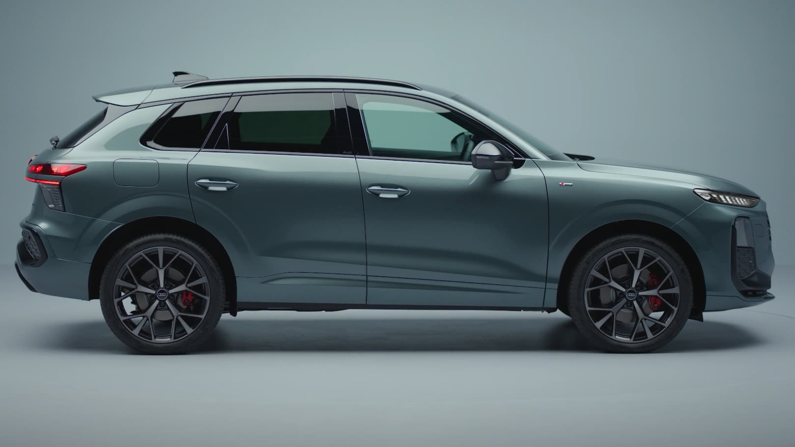 The Audi Q3 grows to 4.53 meters in this third generation. The Audi Q3 grows to 4.53 meters in this third generation.