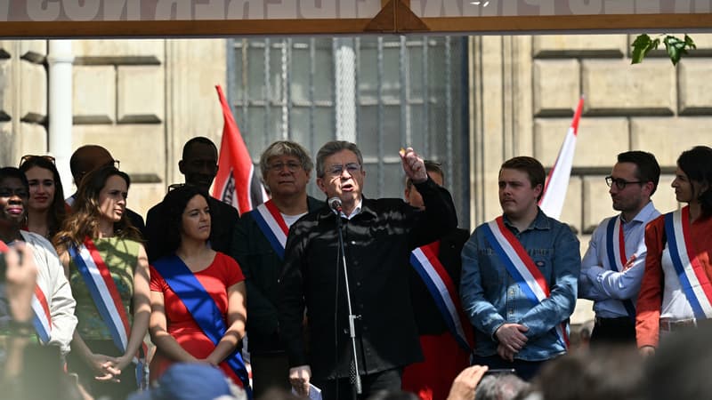 "Vous en avez les moyens, Total ne s'effondrera pas": Jean-Luc Mélenchon réclame que le géant pétrolier "passe à la caisse" après ses bénéfices record