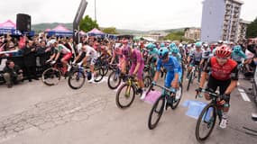 Le peloton du Giro, à Potenza le 15 mai 2025