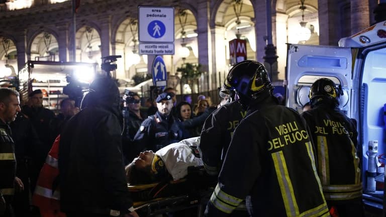 Des blessés évacués ce mardi soir dans le centre de Rome, après la chute de l'escalator qui a blessé une vingtaine d'individus. Des blessés évacués ce mardi soir dans le centre de Rome, après la chute de l'escalator qui a blessé une vingtaine d'individus.