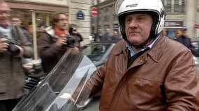 Gérard Depardieu à Paris sur son scooter.