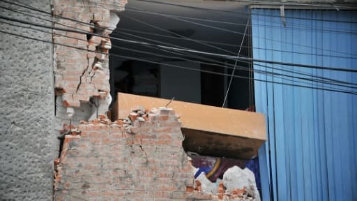 Vue d'un immeuble endommagé à Mexico , le 21 septembre 2017, deux jours après le puissant séisme qui a touché la capitale mexicaine. Vue d'un immeuble endommagé à Mexico , le 21 septembre 2017, deux jours après le puissant séisme qui a touché la capitale mexicaine.