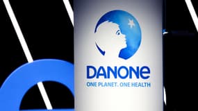 Cette photographie prise le 25 avril 2024 à Paris montre le logo Danone sur scène lors de l'assemblée générale de Danone (photo d'illustration).