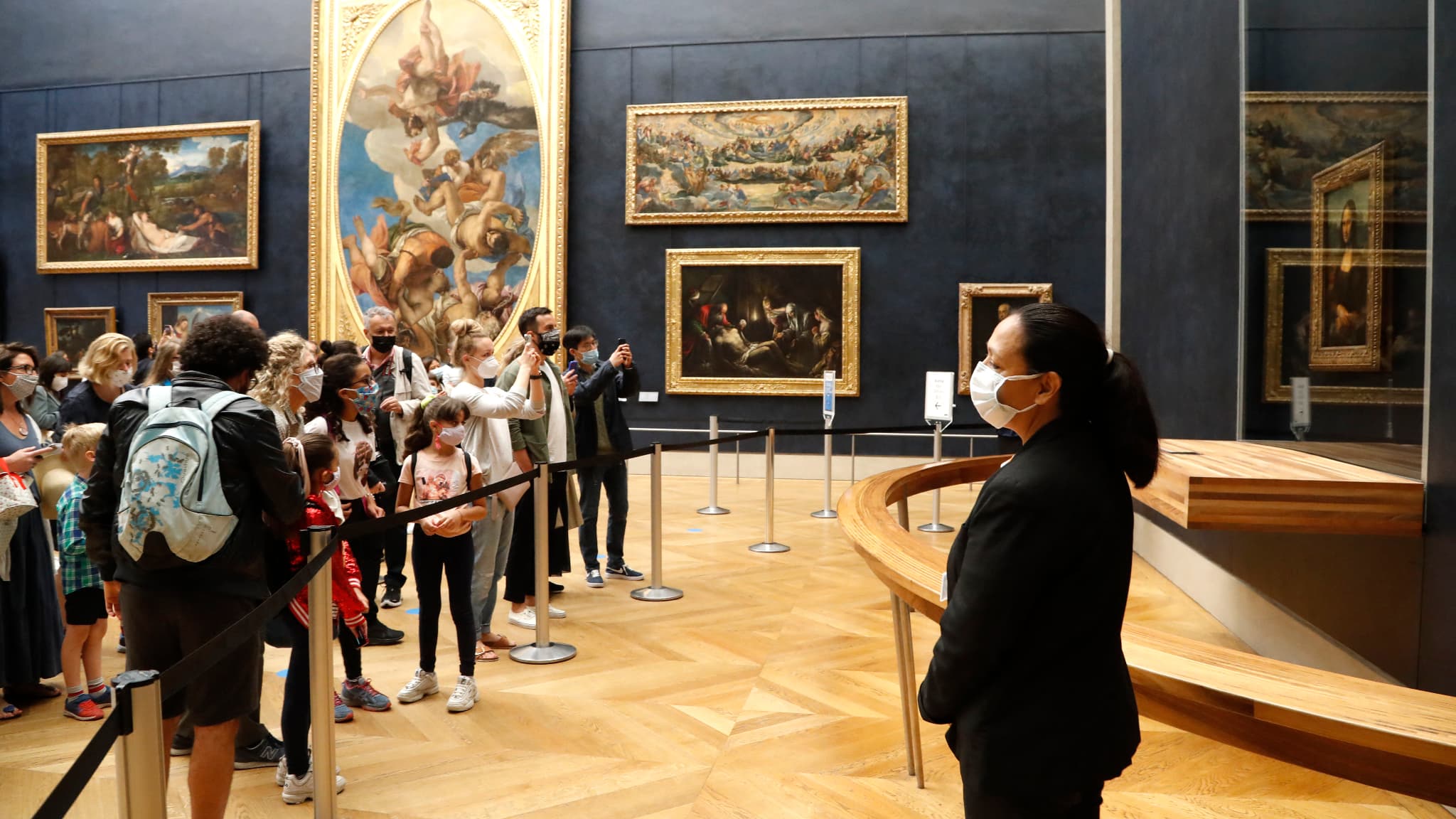 Le tableau de La Joconde est protégé par un caisson vitré blindé, un cordon de sécurité et des agents.