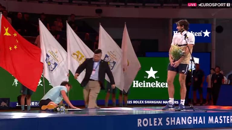 Arthur Rinderknech chute lors du protocole en finale du Masters 1000 de Shanghai le 12 octobre 2025 Arthur Rinderknech chute lors du protocole en finale du Masters 1000 de Shanghai le 12 octobre 2025