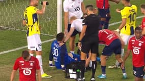 Chevalier, au sol après un projectile reçu lors du match contre Fenerbahçe