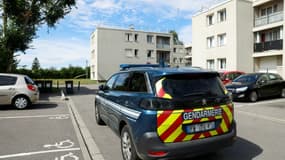 Un véhicule de la gendarmerie près d'un ensemble résidentiel où un homme a tué à coups de couteau sa compagne et leurs deux enfants et blessé deux personnes dans la rue avant d'être interpellé, le 7 septembre 2024 à Mormant, en Seine-et-Marne