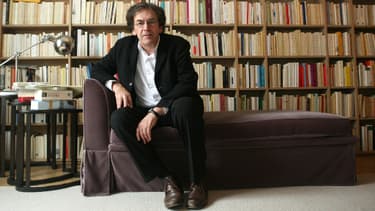 Alain Finkielkraut, en 2007, dans son appartement.