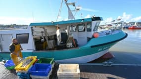 Un pêcheur français sur le port de Boulogne-sur-Mer, dans el Pas-de-Calais, le 3 novembre 2021