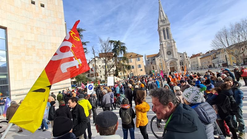Plus de 500 personnes se sont massées devant la préfecture à Gap, dimanche 21 janvier.
