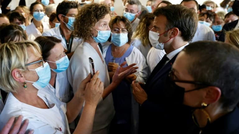 Le président Macron à l'hôpital de Cherbourg (Manche) le 31 mai 2022