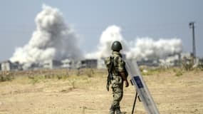 Un soldat turc regarde vers Kobané, en Syrie, à Suruc, le 27 juin 2015