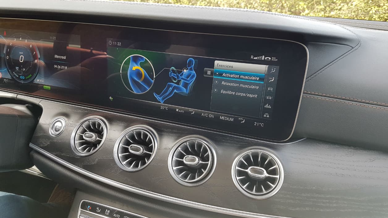 A l'intérieur, on retrouve le volant de la Classe S, les jolis aérateurs turbine de la Classe E... et sur le combiné d'écrans on peut même faire du yoga au volant.
