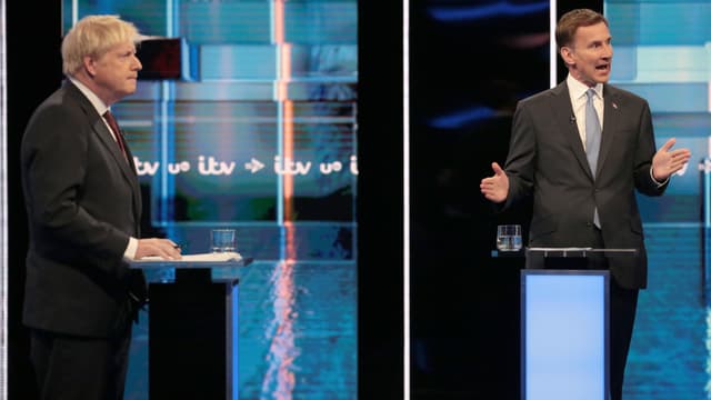Boris Johnson (à gauche) et Jeremy Hunt, le 9 juillet 2019 lors d'un débat sur la chaîne britannique ITV.