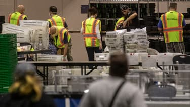 Un centre de dépouillement de bulletins de vote à Philadelphie en Pennsylvanie le 6 novembre 2020.