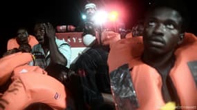 Des migrants lors d'une opération de secours de l'Aquarius le 9 juin 2018.