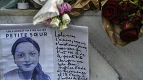 Des fleurs devant l'immeuble où vivait Lola à Paris, le 20 octobre 2022