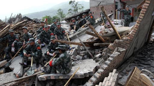 Un tremblement de terre de magnitude 6,6 a frappé samedi matin le sud-ouest de la Chine, faisant plus d'une centaine de morts et des milliers de blessés.
