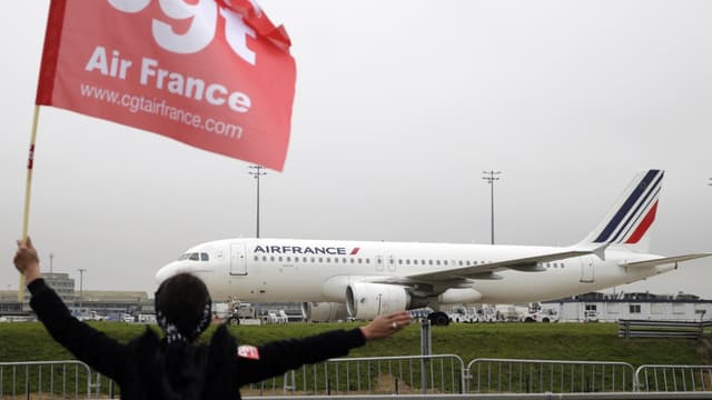 La direction d'Air France n'est pas d'accord avec la décision de l'inspection du Travail qui la force à réintégrer le délégué CGT licencié après les heurts lors du CCE du 5 octobre.