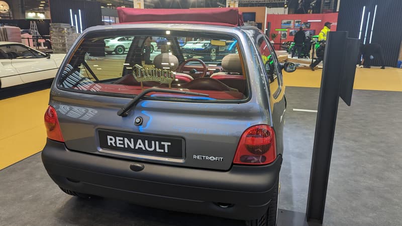 Cette Twingo I présentée sur le stand Renault à Rétromobile 2023 rend hommage aux lowriders et annonce le futur kit rétrofit qui sera lancé en fin d'année.
