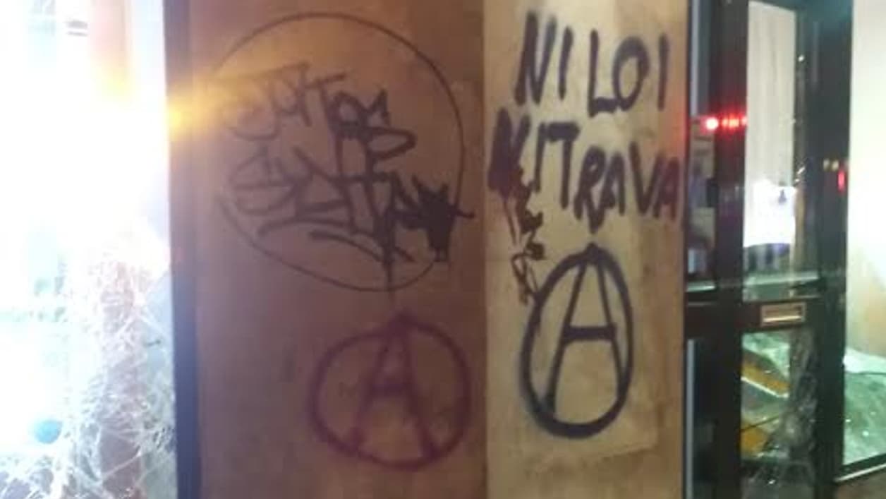 Une vitrine d'agence immobilière dégradée. Une vitrine d'agence immobilière dégradée.