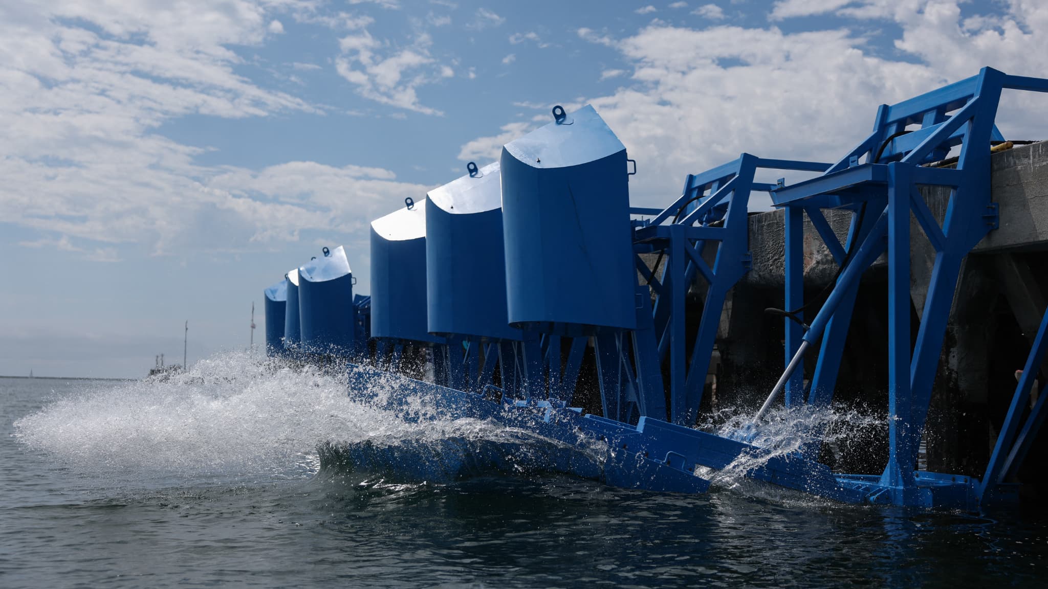 DANS LE PORT DE LOS ANGELES, UNE START-UP VEUT SE SERVIR DU MOUVEMENT DES VAGUES POUR ALIMENTER 60.000 FOYERS EN ÉLECTRICITÉ
