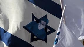 Lors d'une manifestation en faveur de la libération de Gilad Shalit, en avril dernier. Le Premier ministre israélien Benjamin Netanyahu a convoqué mardi un conseil des ministres extraordinaire pour statuer sur un accord conclu avec le Hamas en vue de la r