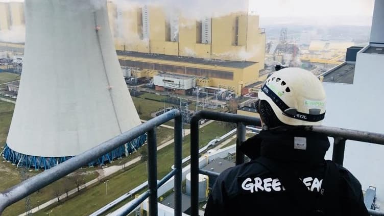 Six militants de Greenpeace s'apprêtaient mardi à passer la nuit en haut de la cheminée de 180 mètres.
