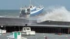 Dans le port de Bessin. De fortes vagues pouvant atteindre jusqu'à trois mètres de hauteur sont attendues ce jeudi sur le littoral bas-normand, selon Météo France. /Photo prise le 4 mars 2010/REUTERS/Tom Roy
