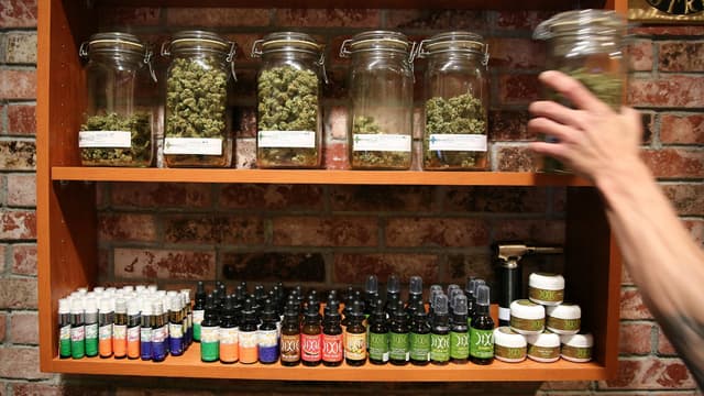 Magasins privés ou monopole public? Tout le monde veut sa part du gâteau sur le futur marché du cannabis.