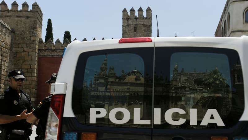 Des policiers devant l'Alcazar de Séville, en 2016 (photo d'illustration). 