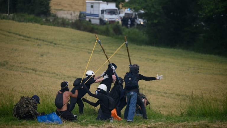 Des militants écologistes utilisent une catapulte artisanale contre les forces de l'ordre lors d'une manifestation contre l'autoroute A69 en construction entre Castres et Toulouse, le 8 juin 2024 à Puylaurens, dans le Tarn 