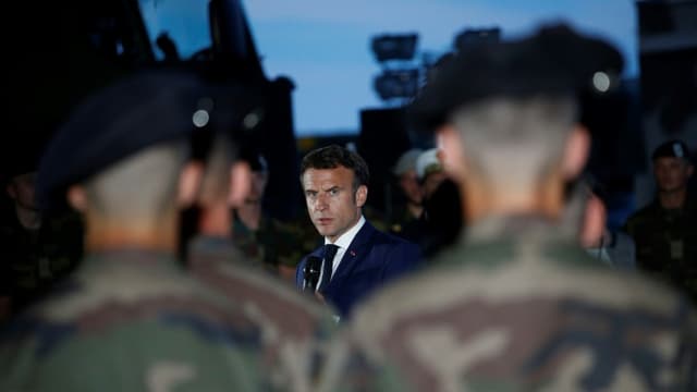 Emmanuel Macron rencontre des soldats français sur une base aérienne à Constanta en Romanie, le 14 juin 2022
