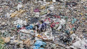 Un bénévole fouille une décharge à la recherche de restes humains dans le bidonville de Mukuru à Nairobi, le 14 juillet 2024.
