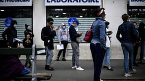 Des personnes masquées font la queue devant un laboratoire d'analyses médicales pour passer un test de dépistage du Covid-19, le 29 août 2020 à Paris