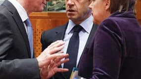 Nicolas Sarkozy aux côtés du président du Conseil européen Herman Van Rompuy et de la chancelière allemande Angela Merkel, à Bruxelles. Les dirigeants européens vont devoir mettre les bouchées doubles s'ils veulent présenter fin mars, comme prévu, une rép